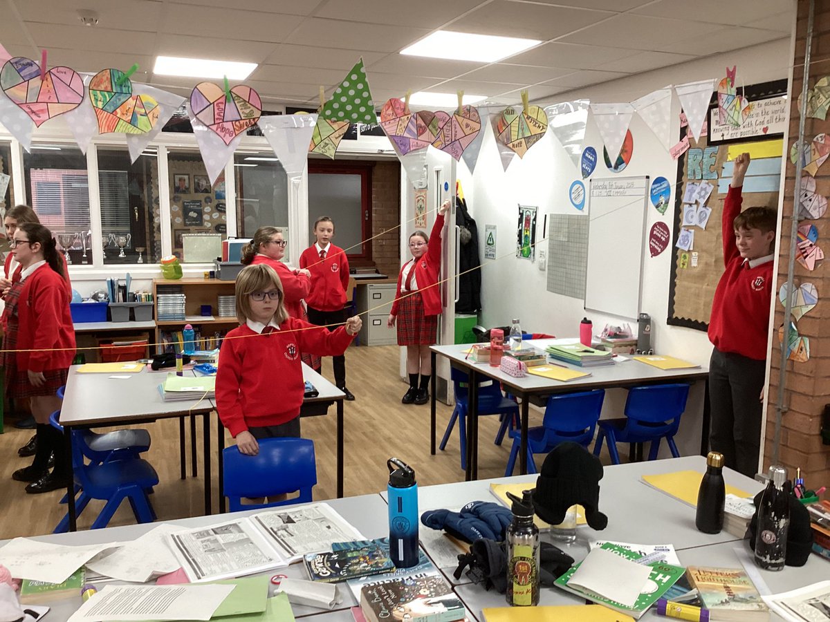 class6Aspull's tweet image. This afternoon we in science we are learning about and demonstrating how light travels in straight lines. #acpsscience