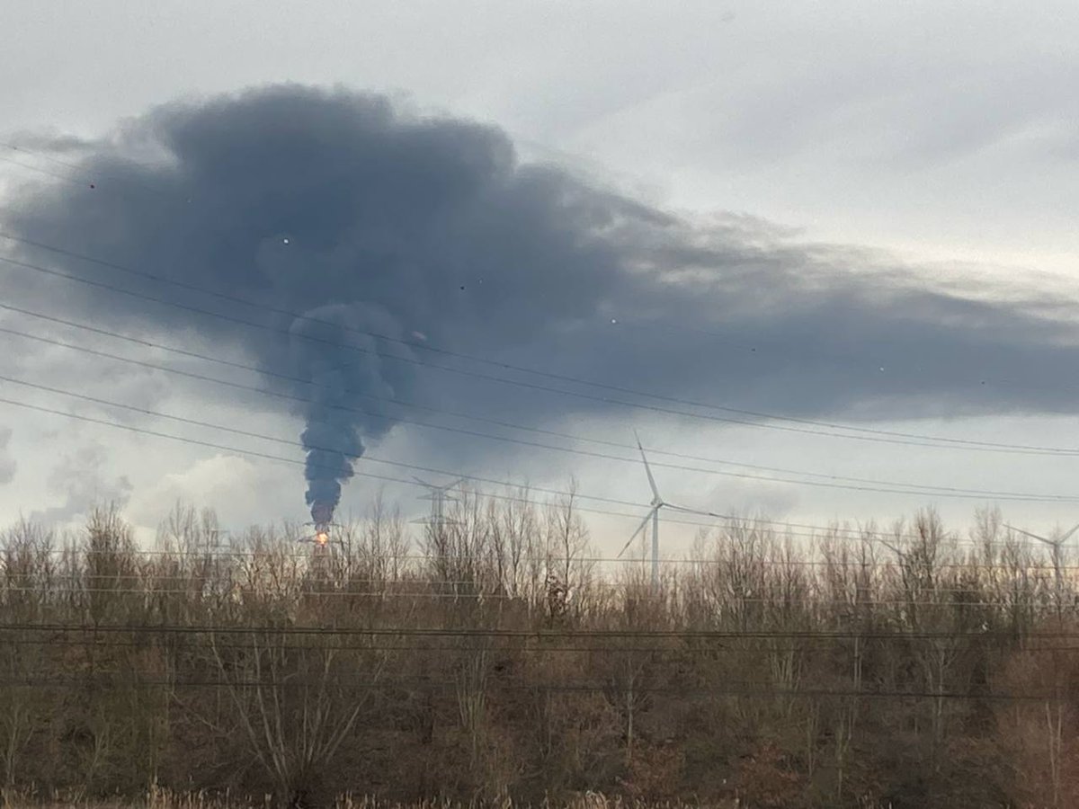 Er is momenteel #fakkelactiviteit gaande in de #Waaslandhaven. De #rookpluim is tot ver zichtbaar. Dit gaat over een gecontroleerde actie. De hulpdiensten zijn op de hoogte.
Meer info op de website van Borealis: shorturl.at/B5Kzm