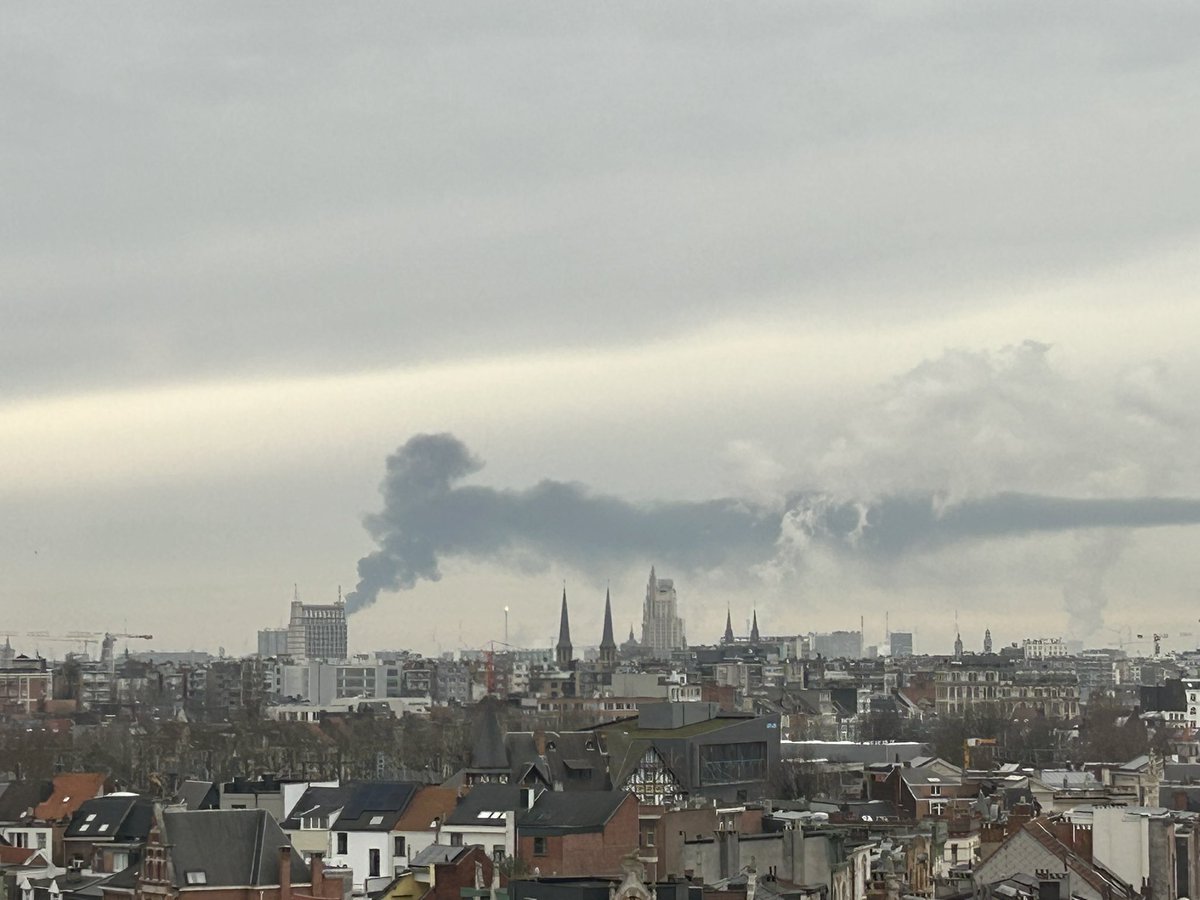 Politie Antwerpen (@pzantwerpen) on Twitter photo Het is een straf beeld. Het lijkt alsof er ergens in de stad een hevige brand woedt. Niets is minder waar. In Kallo is er affakkeling wat gepaard gaat met heel wat zichtbare rook. Het is een straf beeld. Het lijkt alsof er ergens in de stad een hevige brand woedt. Niets is minder waar. In Kallo is er affakkeling wat gepaard gaat met heel wat zichtbare rook.