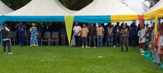 Journée mondiale des orphelins victimes des guerres, célébrée ce 06 janvier 2025 au gouvernorat de province avec la ministre des Affaires sociales et nous @_BDRint_RDC y avons pris part.
Ces enfants  de Goma ont reçu des vêtements, des chaussures suivit d'un repas convivial.