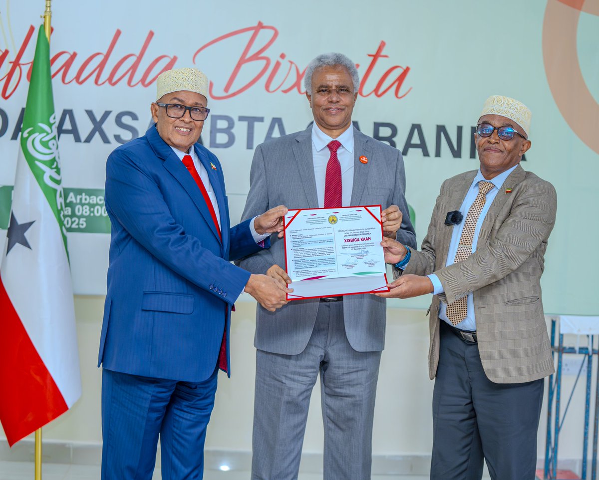 MohamudHAbdi's tweet image. It's with great national pride that we recieve the party certificate from the mandated national body of Committee.
This pivotal step is yet another democratic milestone in witness.
KAAH remains steadfast in STANDING UP for the very principles that got us ELECTED.
Congrats!