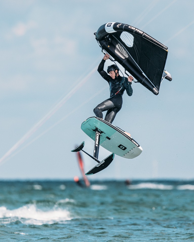 Caught in the moment...💥 <a href="/fabianmoser_/">Fabian</a> pushing it on Fehmarn.

📸 @supernothing_ofc | <a href="/thomasburblies/">Thomas Burblies</a> 

#ridecore #corekites #kitesurf #kitesurfing #kiteboarding #gokiting #fehmarn #balticsea #ostsee