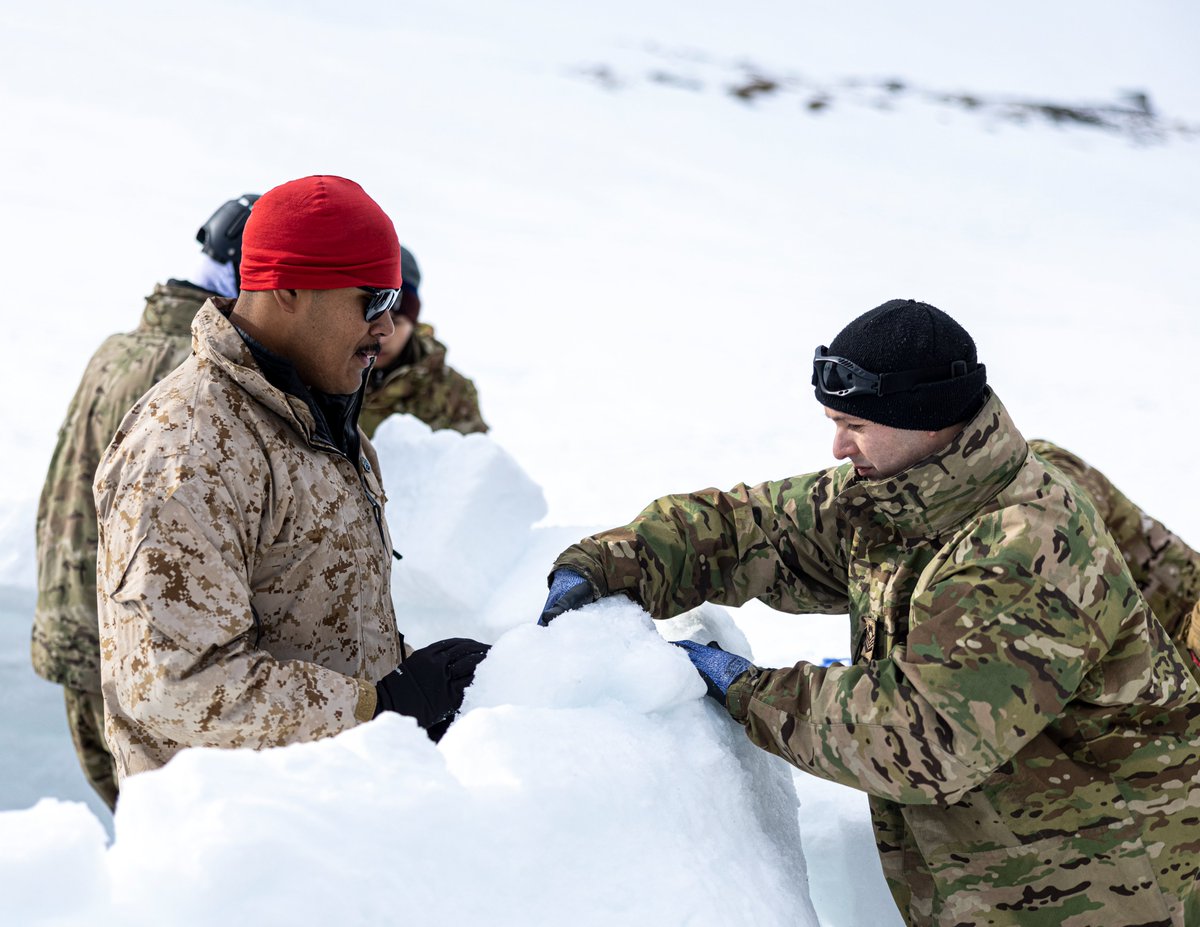 ReadyUSMC's tweet image. #SnowStorm Tip: Multiple layers of loose-fitting, lightweight clothing will keep you warmer than one bulky sweater. Layering is a flexible approach that allows you to adapt to varying temperatures and activity levels throughout the day. 
📸Cpl. Samuel Qin
#ReadyUSMC
#MARFORSOUTH