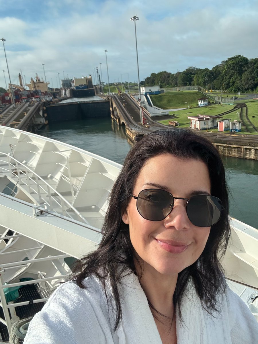 ananavarro's tweet image. I crossed Panama Canal 2 wks ago. There are no Chinese -soldiers or others- running it. That is a lie. There are two container/storage ports run by subsidiary of a Hong Kong company that runs ports all over the world. They do NOT control the Canal. Panamanians operate the canal.