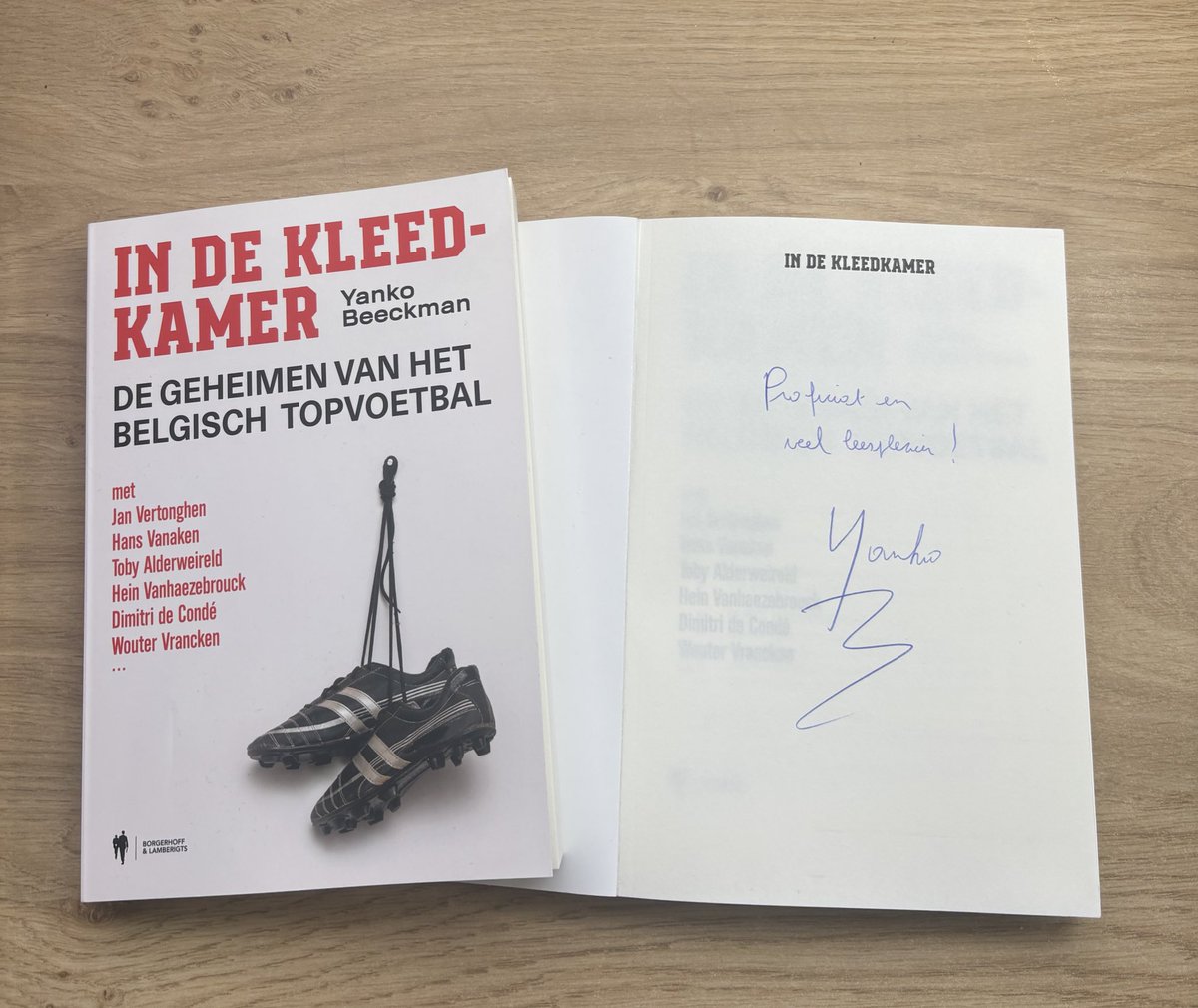 Another day another giveaway!

Voor de liefhebbers van voetbalboeken; een gesigneerd exemplaar van In de kleedkamer door <a href="/YankoBeeckman17/">Yanko Beeckman</a> 

♥️ like deze post
♻️ repost de post
👤 volg <a href="/_MrDoorey/">MrDoorey</a> &amp; <a href="/YankoBeeckman17/">Yanko Beeckman</a> 

Veel succes 🫡