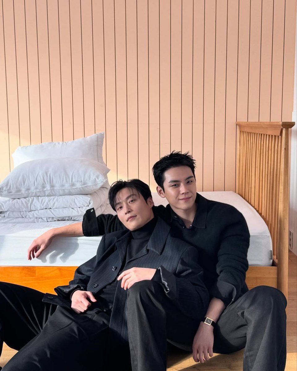 철천지 원수였던 둘이 이렇게나 잘 어울려도 되는것임?? 개좋다 얘네 같은 편인 누아르 찍어주면 좋겠다