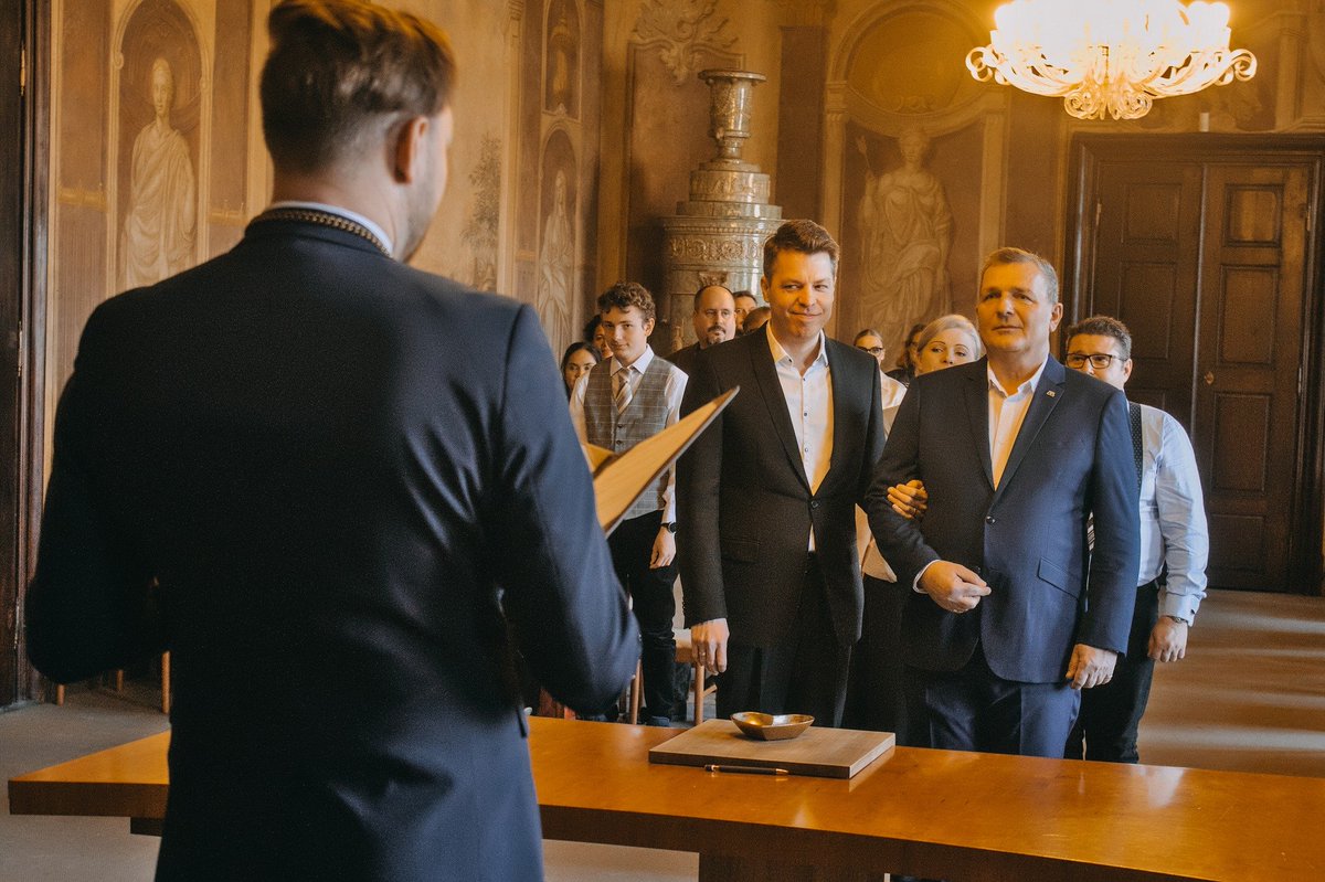 Stejnopohlavní páry mohou od začátku tohoto roku uzavírat partnerství s většinou práv. Jedna z prvních takových svateb se konala u nás na Libeňském zámku. A já mám velkou radost, že jsem mohl být jako oddávající u toho. ❤️

Je skvělé, že <a href="/PiratskaStrana/">Piráti</a> posunula ve Sněmovně Česko