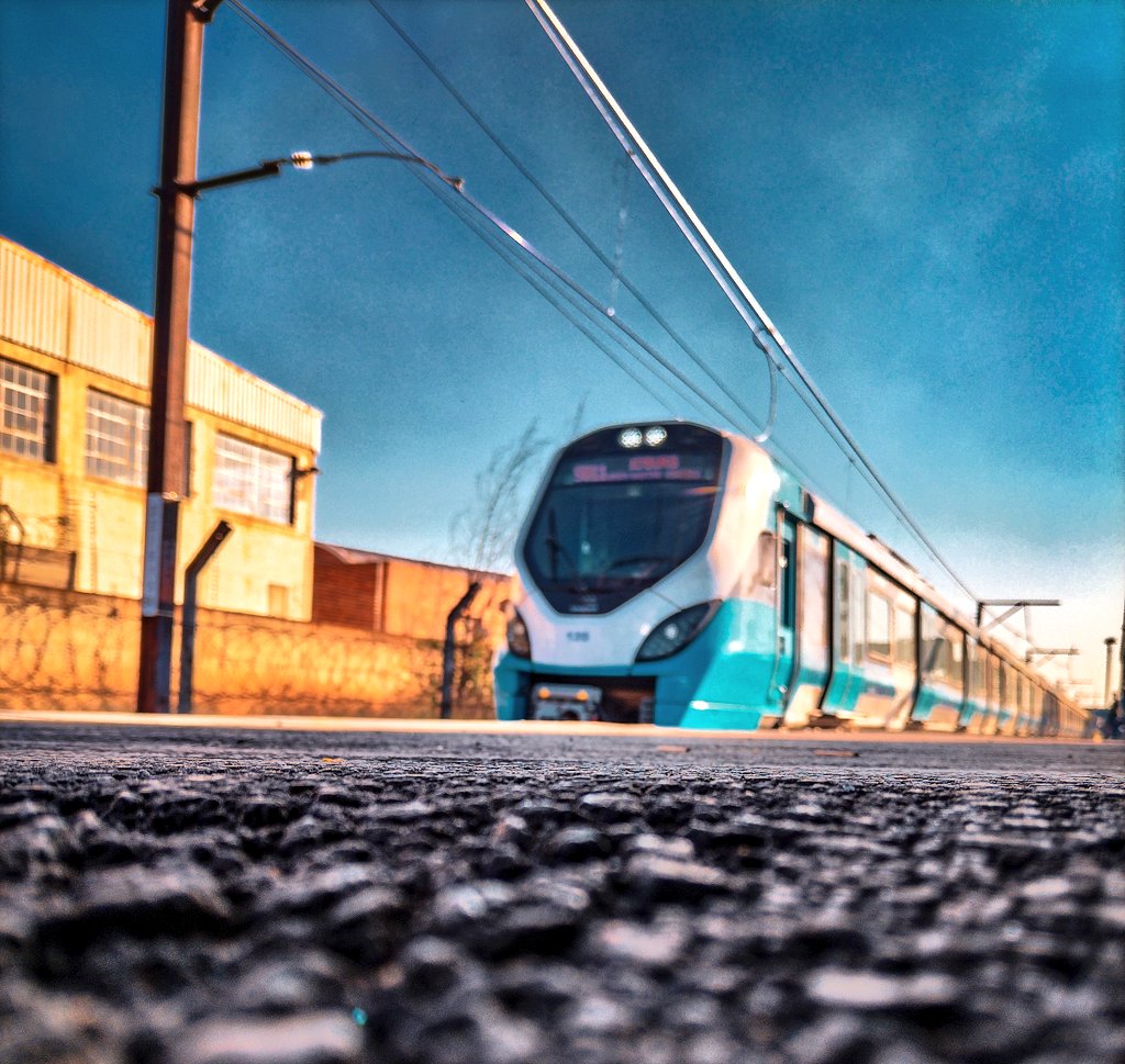 Takatso_Moloi's tweet photo. 🚨ALERT : #MyTrain T9312 to Naledi is currently standing near Khwezi Station due to an "Incident" as a result, NO TRAINS are moving.
Commuters are urged to use alternative transport. - @MetrorailGP https://t.co/YMeMMZL9uR