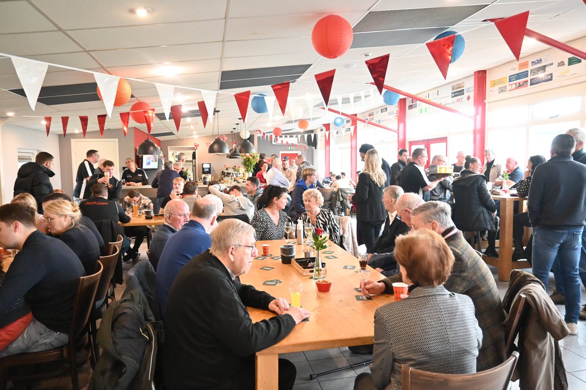 Een gedenkwaardig moment. Voor het eerst hielden <a href="/jvc_cuijk/">JVC Cuijk</a>  en SIOL op zaterdag 4 januari een gezamenlijke nieuwjaarsreceptie en wel in de kantine van JVC Cuijk.

Lees er meer over de websites van SIOL en JVC Cuijk

siol.nl/1/726/gezamenl…