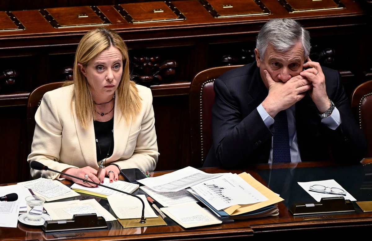 dariodangelo91's tweet photo. 🚨🇮🇹🇮🇷 Pensieri sparsi, molto a caldo, dopo la liberazione di Cecilia Sala.

Partita diplomatica tra le più difficili che il nostro Paese si sia ritrovato a gestire negli ultimi anni. Non avevamo buone carte, anzi. E al di là delle idee politiche che ogni lettore possa avere: fidatevi, in particolare Giorgia Meloni e Antonio Tajani sono stati bravi. Altro? Sì. Il giornalismo italiano non ha offerto un grande spettacolo. Articoli e programmi televisivi hanno violato a più riprese la richiesta di silenzio stampa proveniente dalla famiglia, aumentando irresponsabilmente il coefficiente di difficoltà di una trattativa a dir poco delicata.

Infine: il sistema politico italiano ha retto? Si è dimostrato compatto? Fino ad un certo punto. Non sono mancate le polemiche, gli sciacallaggi. Facile profezia: non mancheranno neanche nelle prossime ore, quando si tratterà di stabilire le condizioni per la liberazione di Cecilia Sala. Eppure da questa vicenda almeno una cosa avremmo dovuto impararla: quando c'è una connazionale in pericolo, esiste una sola maglia, quella dell'Italia.
