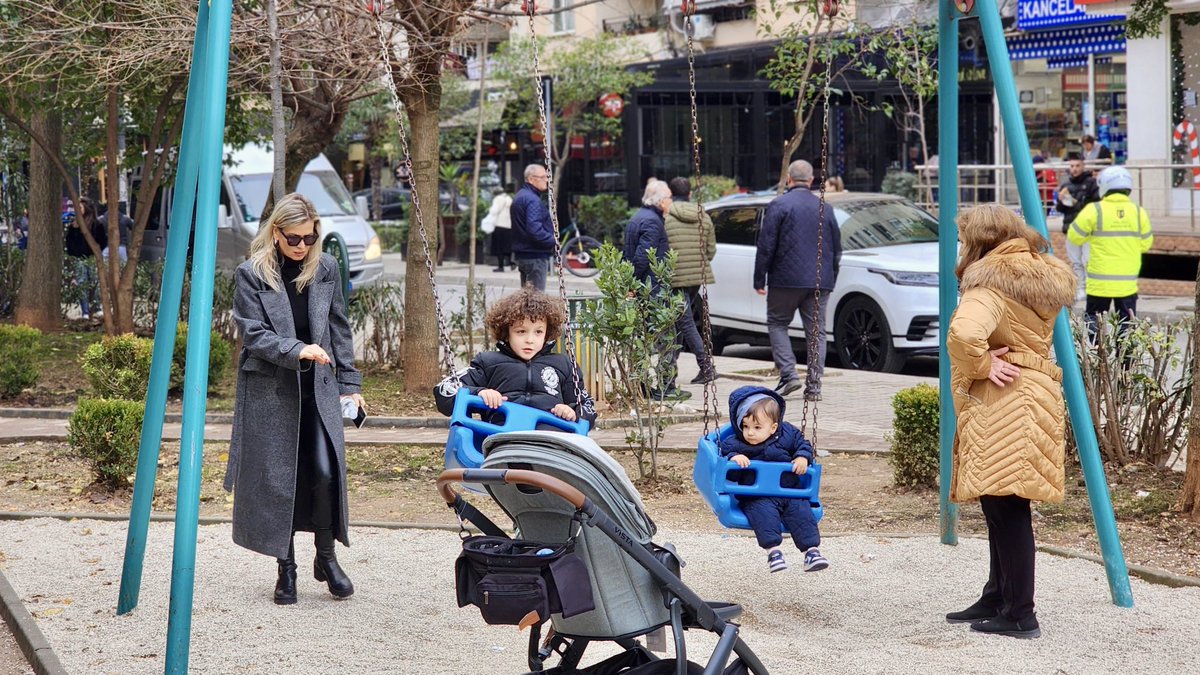 Kujdesi për hapësirat e gjelbra vazhdon! 🌳🔧 

Riparimi i lodrave, sistemimi i stolave dhe mirëmbajtja e parqeve krijojnë vende të sigurta për fëmijët dhe qetësi për gjyshat. 🥰