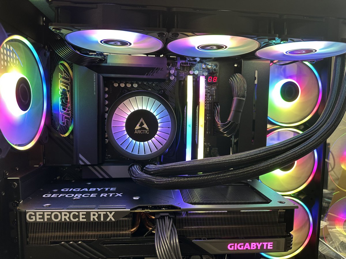 Pc gaming type Aquarium à base de boîtier NZXT H9 avec une carte mère Gigabyte Aorus X870e et un processeur Amd Ryzen 7 9800x3d et une petite CG 4070ti super