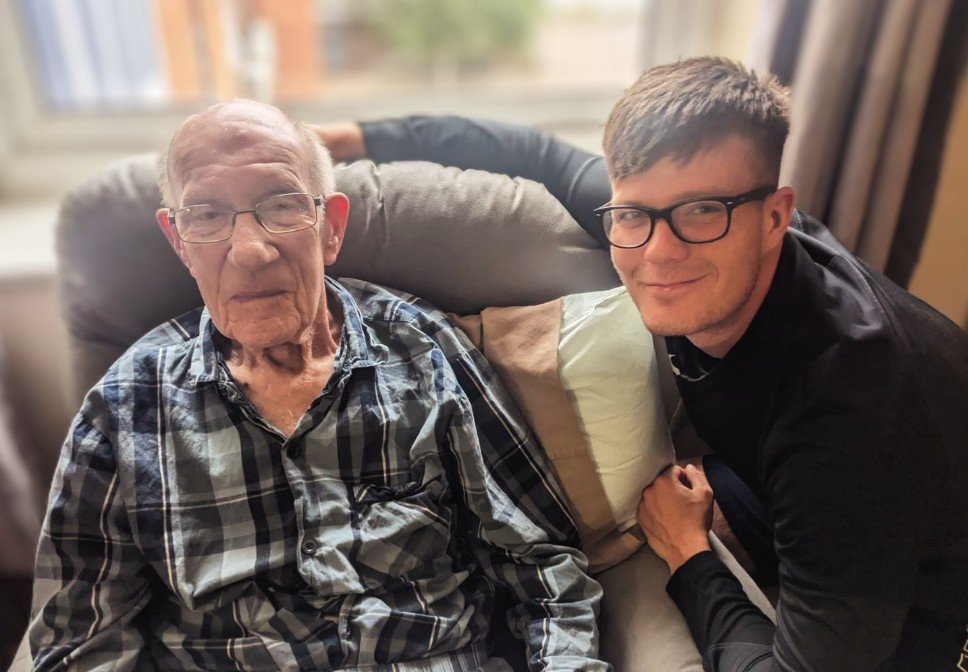 Magslong2's tweet image. RIP 🌹 Leonard Long 1.7.37-7.1.25 Beloved and proud grandfather to Elliot & @IsaacLong05. Lifelong @GraysAthleticFC supporter was thrilled to know you wore the shirt. Held each others hands til the very end 🤝 💙 💔