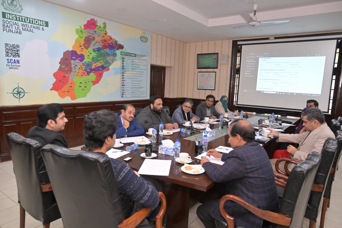 social_punjab's tweet image. وزیر اعلیٰ پنجاب مریم نواز شریف دِھی رانی پروگرام کی صوبائی سٹیرنگ کمیٹی کا چوتھا اجلاس آج لاہور میں منعقد ہوا جس کی صدارت صوبائی وزیر سوشل ویلفیئر اینڈ بیت المال پنجاب سہیل شوکت بٹ نے کی۔ اجلاس میں وزیراعلیٰ پنجاب کے پولیٹیکل ایڈوائزر ذیشان ملک،
(Continued)
#DheeRaniProgram