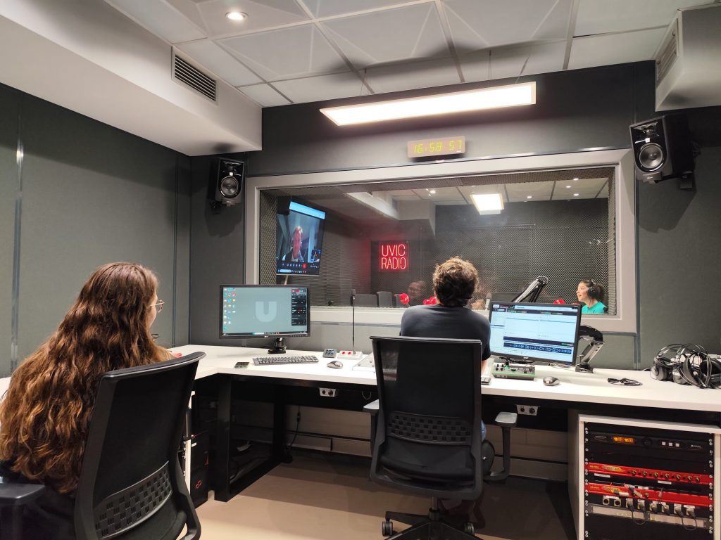 🎙️El DOT, Talent d’Osona fa el salt al pòdcast.

Les entrevistes a partir d'ara també estaran disponibles a les principals plataformes com Spotify i YouTube. El projecte compta amb la col·laboració d’<a href="/osona/">Osona.com</a>, <a href="/el9nou/">El 9 Nou</a> i la <a href="/uvic_ucc/">UVic-UCC</a>

Més informació 👉creaccio.cat/el-dot-talent-…