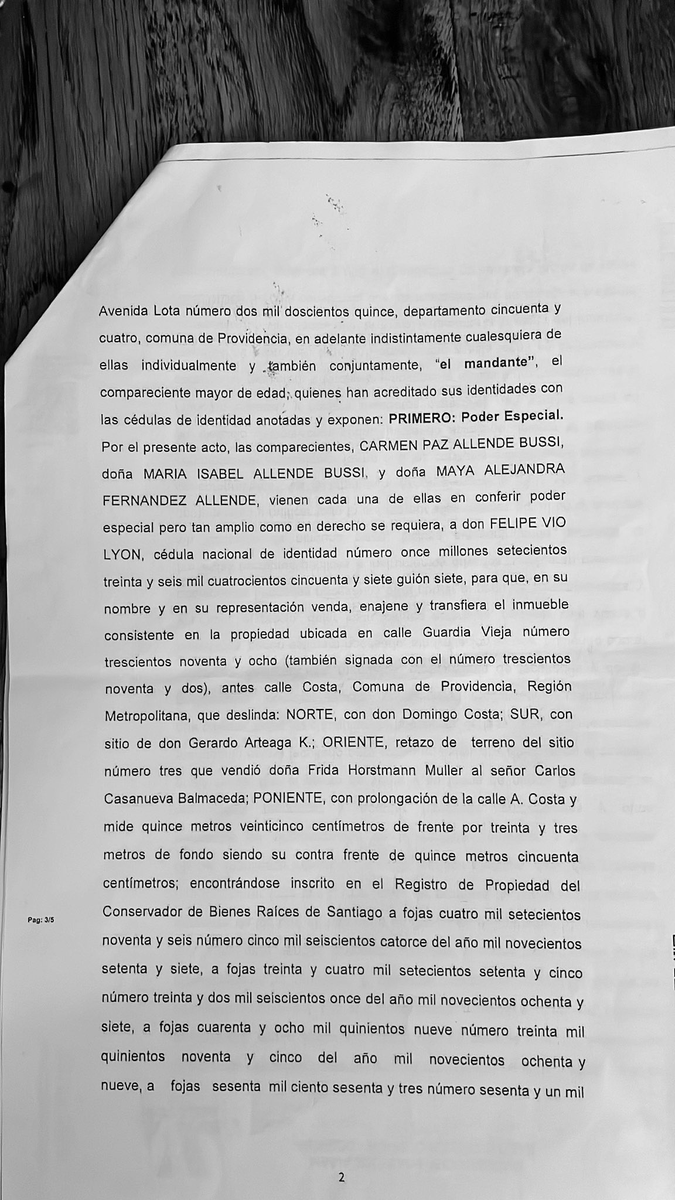 cristian_arayal's tweet photo. Se metieron en un forro tan grande que no le encuentran salida. Declaraciones y entrevistas mentirosas para negar lo obvio: el contrato se perfeccionó ante notario, violando la Constitución. 
La 'dignidad' de la familia Allende se explica por sí sola. 
La historia recordará los fatídicos 1.000 días de Allende... y los 1.000 millones que se querían embolsar su hija y su nieta gracias al "bono Boric".