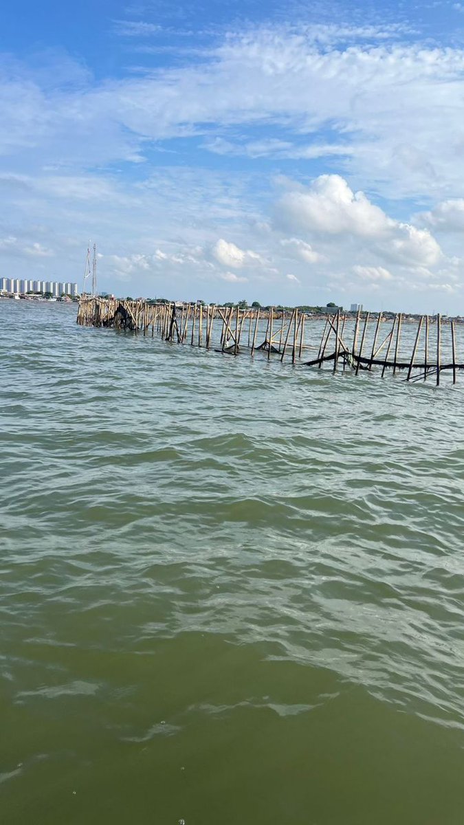 FPKSDPRRI's tweet image. Anggota Komisi IV DPR RI Johan Rosihan Tinjau Kasus Pemagaran Laut di Tangerang‼️

Tangerang (08/01) --- Anggota Komisi IV DPR RI dari Fraksi PKS, Johan Rosihan, melakukan inspeksi mendadak (sidak) terkait kasus pemagaran laut sepanjang 30,16 kilometer di perairan Tangerang yang…