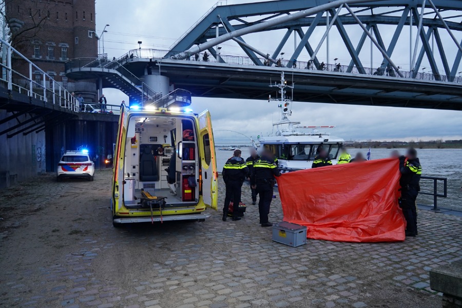 Vrouw door politie en omstanders uit Waal gered