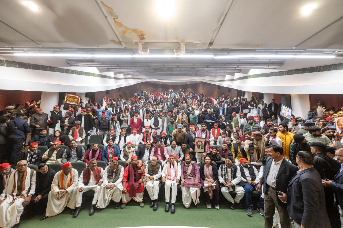 yadavakhilesh tweet picture