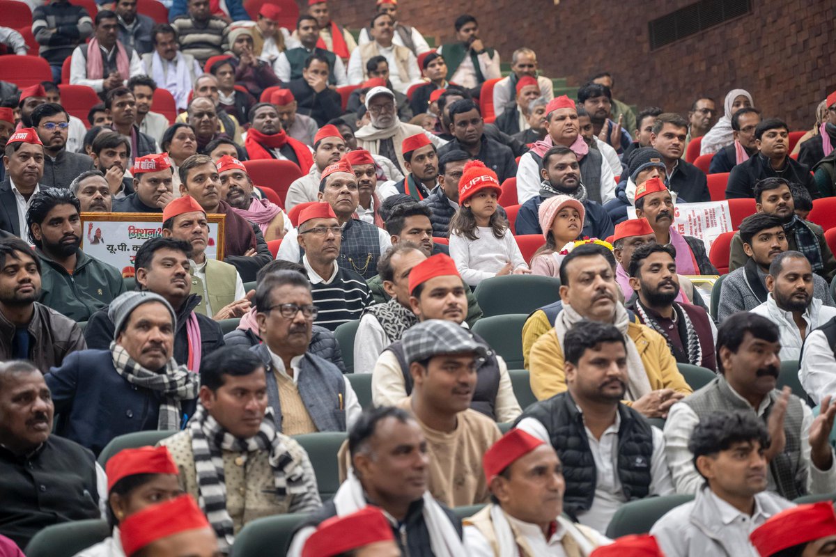 yadavakhilesh tweet picture