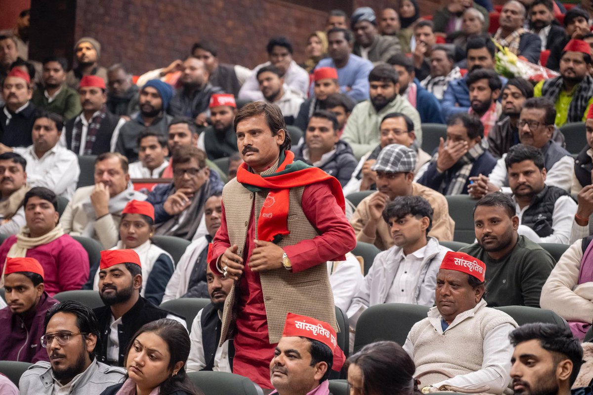 yadavakhilesh tweet picture