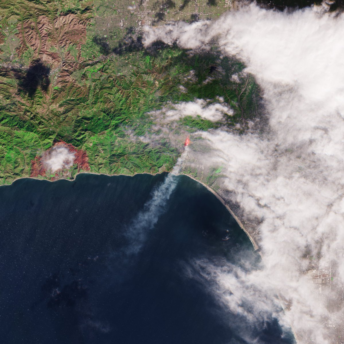 Wildfires 🔥 ripping through the Pacific Palisades in Los Angeles, California.

This image captured by the Copernicus Sentinel-2 mission depicts the smoke billowing from the fire near Santa Monica at 10:36 local time on 7 January 2025, not long after the fire broke out.