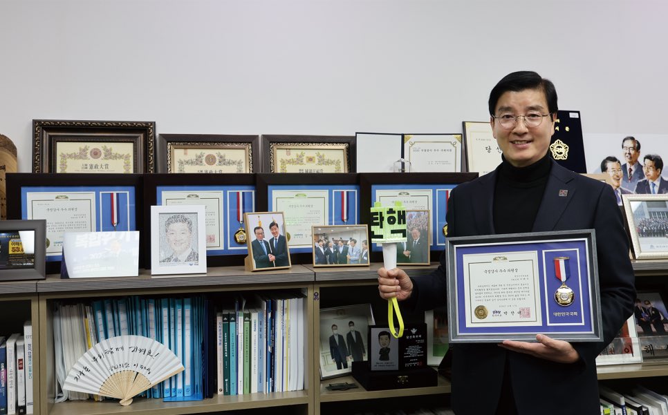 ‘국정감사 우수의원상‘을 수상했습니다.
실물을 탄핵응원봉과 함께 들고 ‘찰칵’   
21대 국회에서 4번 연속,
22대 국회 첫 국정감사도 우수의원상 수상!
야~ 자랑할 만합니다 ㅎㅎ

#이해식 #강동구을 #더불어민주당 #당대표_비서실장 #국정감사_우수의원상