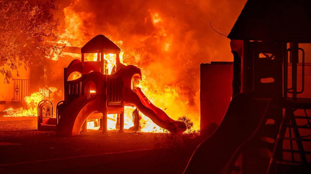 Kalifornien, Januar, 2025. 
Das wäre das ehrliche Titelfoto für einen Wahlkampf, der bisher meint, die wohl größte Krise des Jahrhunderts ausladen zu können.