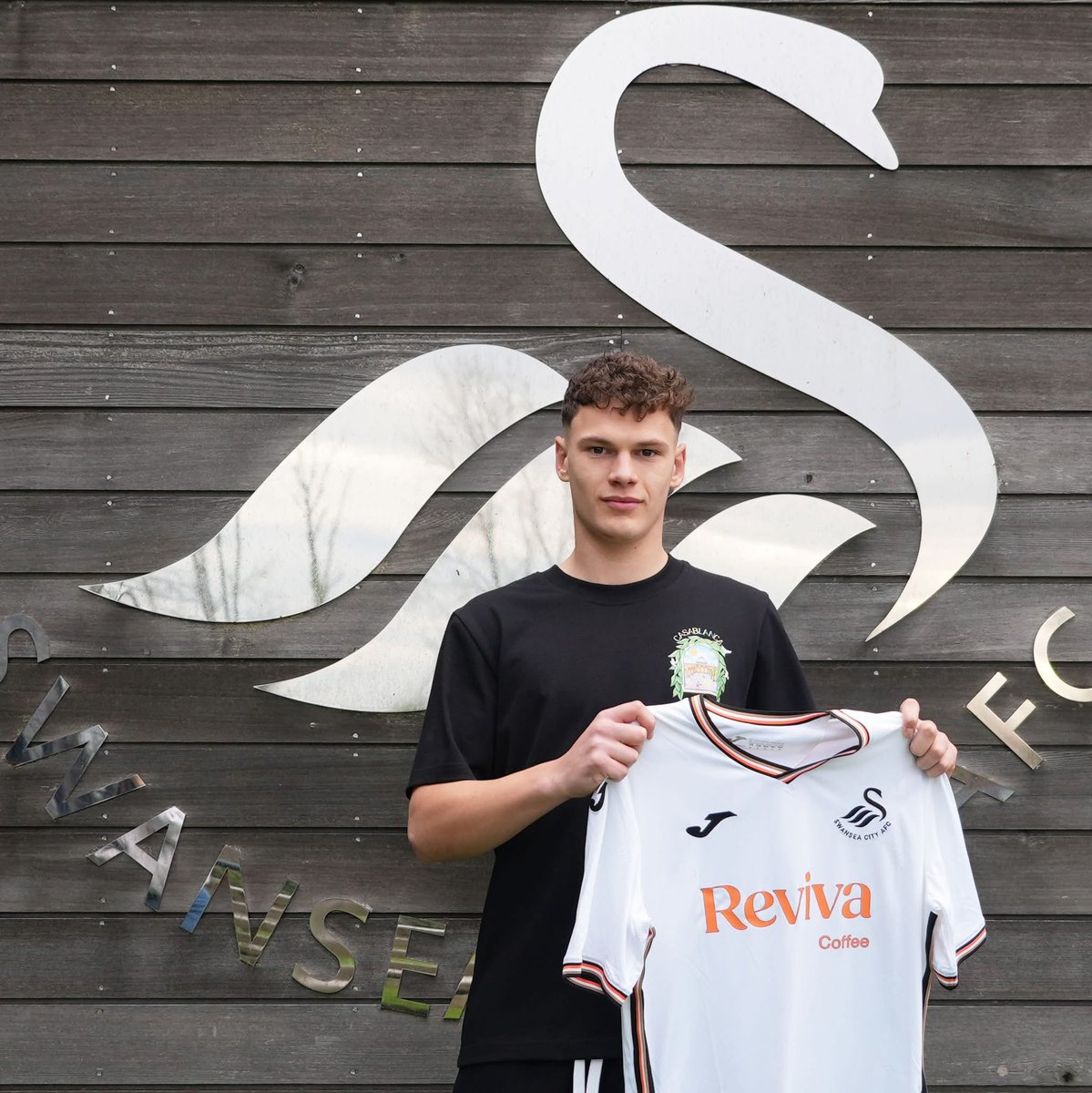 Llongyfachiadau to ex-pupil ‘Woody’. 
.
ACADEMY | ✍️ Attacking midfielder Thomas Woodward has signed his first professional contract with Swansea City.🦢
.
👉 swanseacity.club/3DVGZv9
