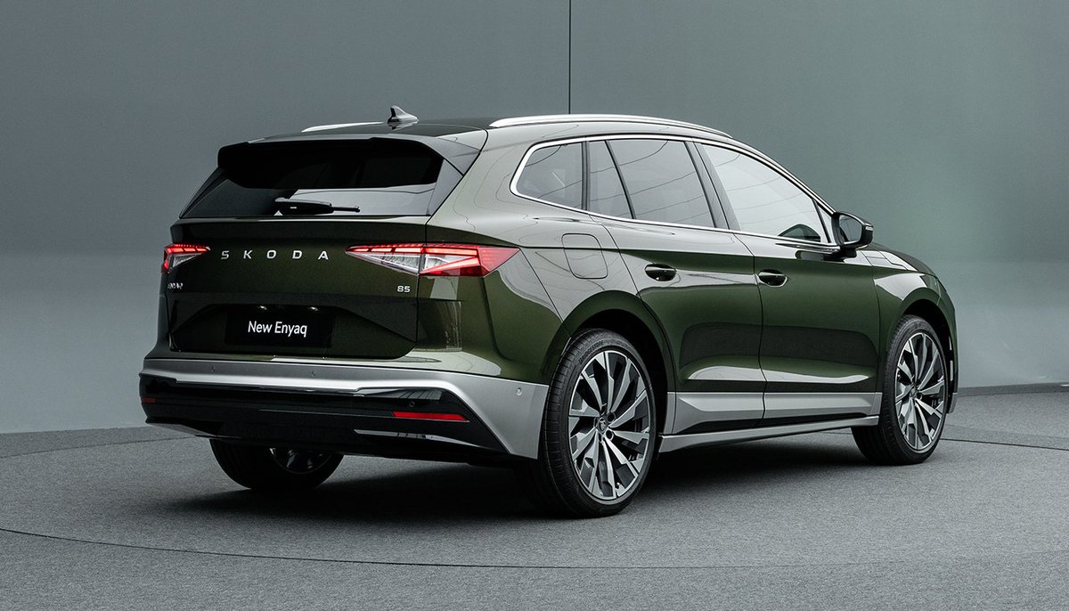Objevte kouzlo moderního designu nového vozu Škoda Enyaq s ikonickou prosvětlenou maskou Tech-Deck Face. Jeho výrazný charakter dále posiluje nápis Škoda na kapotě i zádi a detaily v elegantním odstínu Dark Chrome. Šmrnc vozu dodává i exkluzivní barva zelená Olibo.