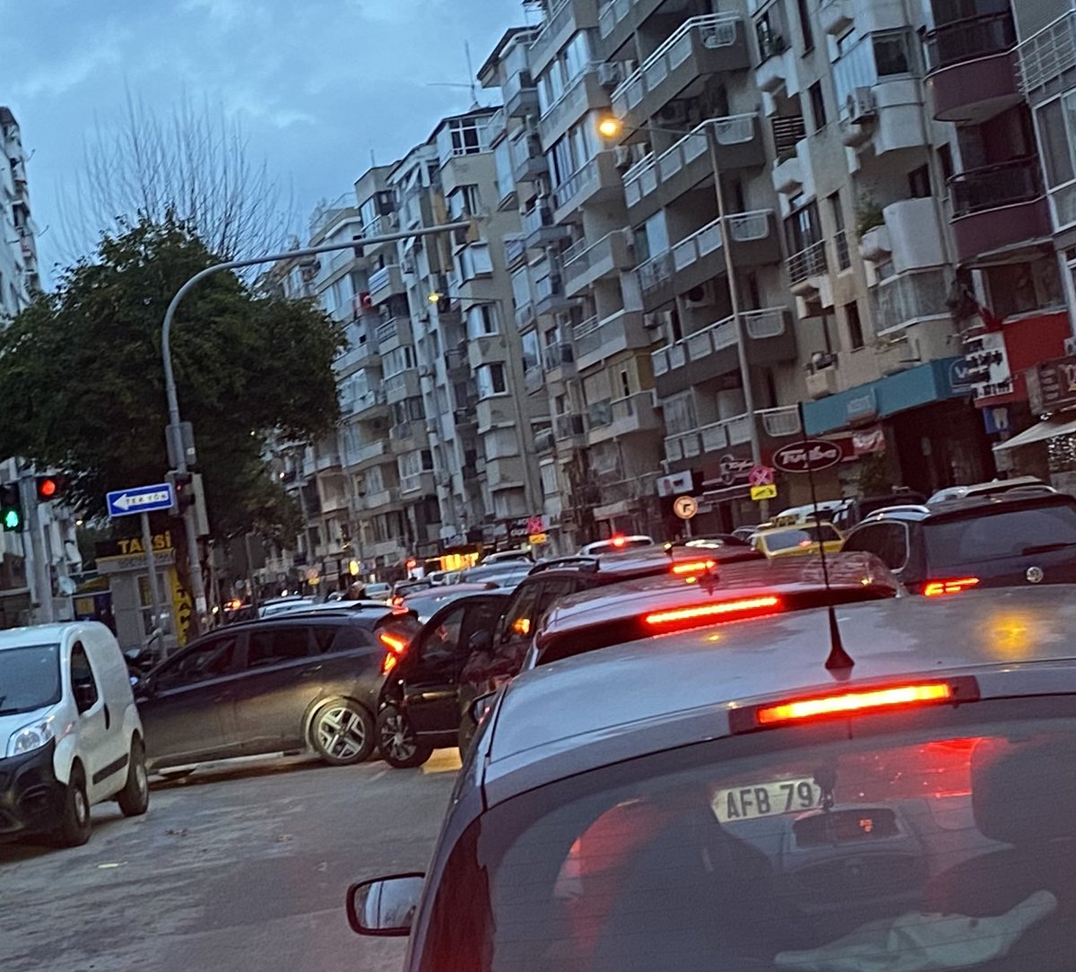 feraysaracoglu's tweet photo. İzmir Mithapaşa caddesinde sahile çıkan Göztepe kavşağı…ara sokaklardan gelenler, karşıya geçmek isteyenler, ışıkta karşı şeridi tıkayanlar, ek şerit yapıp sıkıştıranlar…her gün kaos. Bir trafik polisi görevlendirildiğinde her şey çözülecek @izmirhim @EmniyetIzmir @EmniyetGM https://t.co/QoPq87FBKk