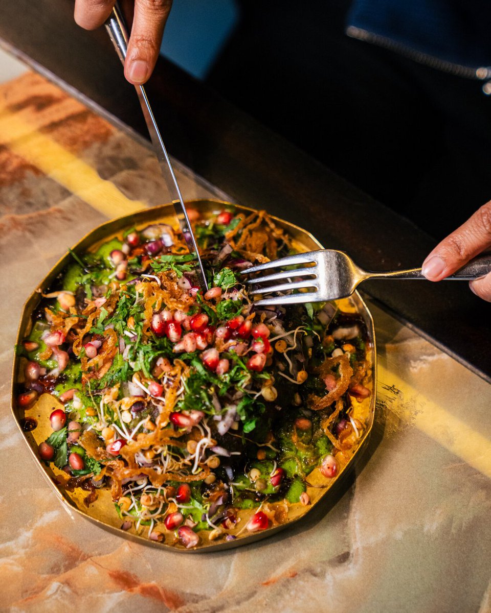 manthanmayfair's tweet photo. Indulge in the crisp and flavourful Pyaaz Kachori, a plant-based masterpiece that brings a burst of Indian spices to your plate. This Veganuary, let your taste buds rejoice! Book your table now.

Opening hours: 12:30pm - 10pm (Mon - Sun)

#manthan #mayfair #london #londonfood https://t.co/ntEsTy7lbB