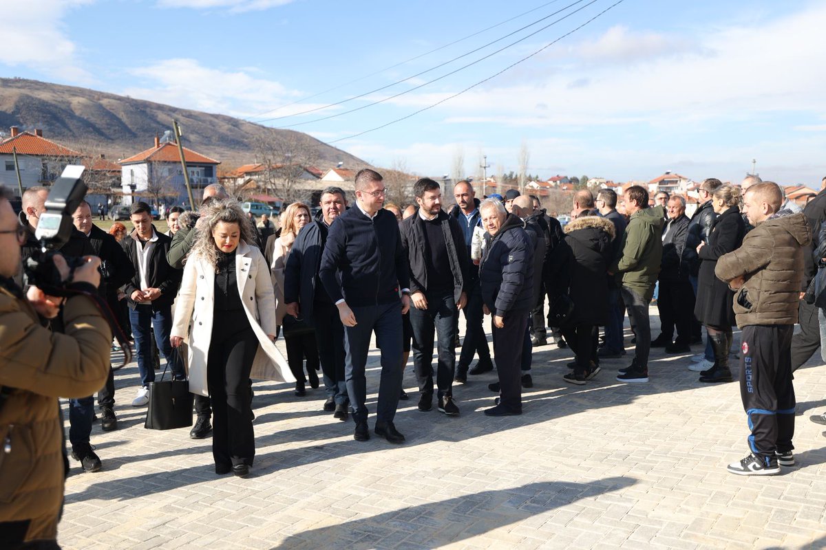 Денеска присуствував на отворањето на клон од детската градинка „Вера Циривири Трена“ и спортската балон сала во рамки на подрачното училиште ОУ „Гоце Делчев“ во населбата Три Чешми, Општина Штип.

 Со вложување од 2.500.000 денари од буџетот на Општина Штип, во училиштето се