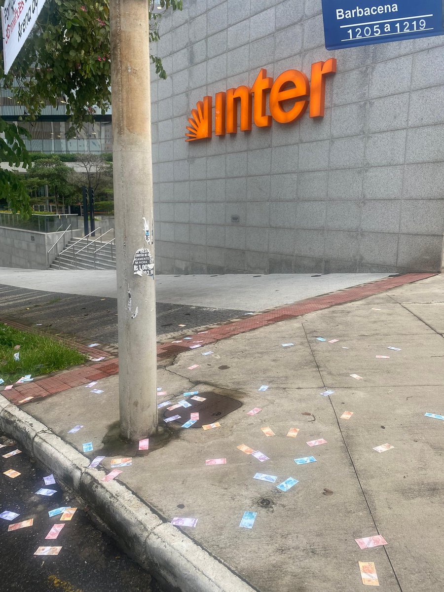 futebol_info's tweet photo. Torcedores do Atlético-MG jogam cédulas falsas e colocam faixa de protesto em frente ao Banco Inter, que tem como fundador o empresário Rubens Menin, principal acionista da SAF do Galo:

"Por que o Banco Inter ficou com R$ 30 milhões dos naming rights da Arena do Galo?"

📸 @ResistenciaCAM
