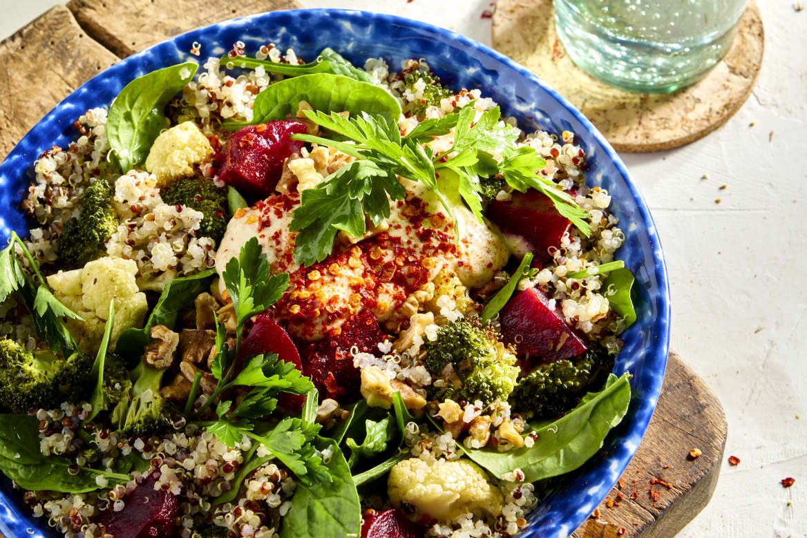 longevityhub0's tweet image. محتارة اش تعملي وجبة 😋 لذيذة وصحية

أطباق القرنبيط والبروكلي مع الكنوا والحمص

المكونات

كوب من براعم البروكلي
كوب من براعم القرنبيط
ملعقتان كبيرتان من زيت الزيتون البكر
ملح وفلفل
كوب من الكينوا المطبوخة (اطبخيها كما تطبخين الأرز في الماء المغلي)
كوبان من السبانخ
حبتان من البنجر…