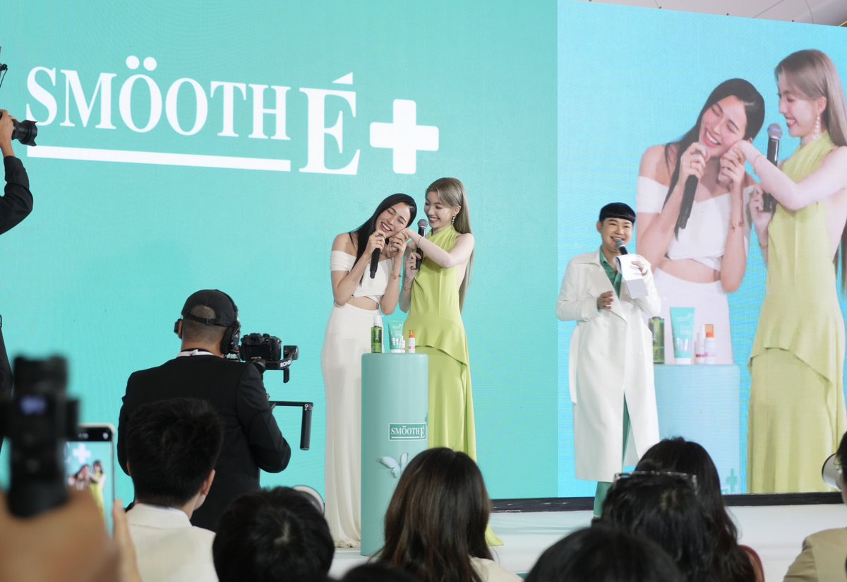 LingOrmCH3's tweet photo. "Meet New Face of Smooth E x LingOrm"  

ขาวเขียวที่ถูกต้อง 🤍💚 

LINGORM PRESENTER SMOOTHE
#LingOrmxSmoothEendsItAll
#ออมกรณ์นภัส #ormkornnaphat
#linglingkwong #หลิงหลิงคอง
#หลิงออม #LingOrm https://t.co/xhapAdTjcF