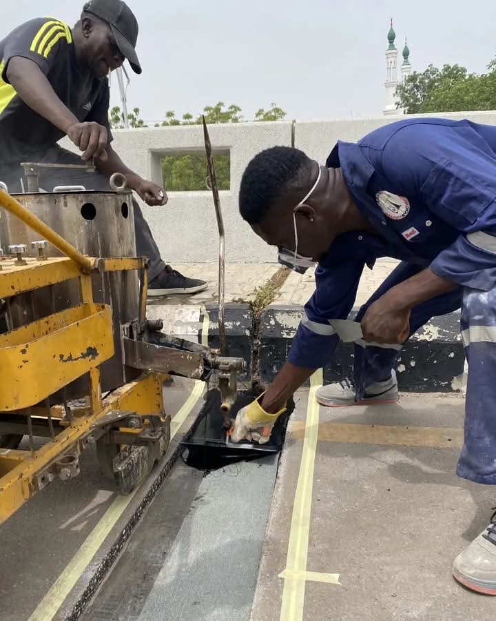 BRAINTREK001's tweet image. Installation of bridge expansion joint #highwayengineering