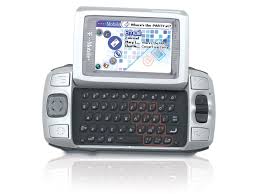 YoeriGeutskens's tweet photo. I sometimes dream of an alternative reality where smartphones with horizontal orientation had become the norm and vertical video didn't exist. There is no real reason why smartphones should be vertical, even without a physical keyboard. https://t.co/O9rGyPoLoi