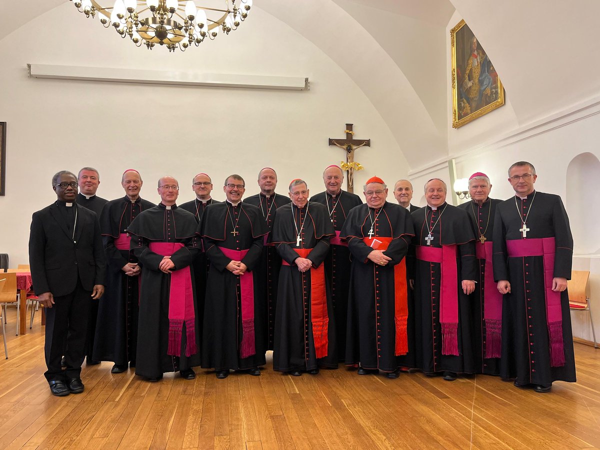 Čeští a moravští biskupové se dnes dopoledne setkali v Arcibiskupském paláci s kardinálem Kurtem Kochem, prefektem Diksteria pro podporu jednoty křesťanů.
Kardinál Kurt Koch dnes odpoledne obdrží z rukou rektorky UK prof. MUDr. Mileny Králíčkové, Ph.D. čestný doktorát.