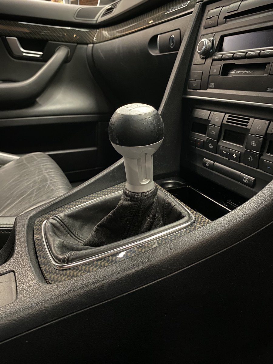 Yovanie's tweet photo. Starting #KnobOfTheWeek off strong this year with a pre-loved knob 🕹️ Wear and tear is acceptable. It’s on the short side but enhanced with carbon fiber around the perimeter. It’s evident that this knob was used and enjoyed. Long may it last! Vote in the poll below👇 🗳️ https://t.co/3KJhOACoPL