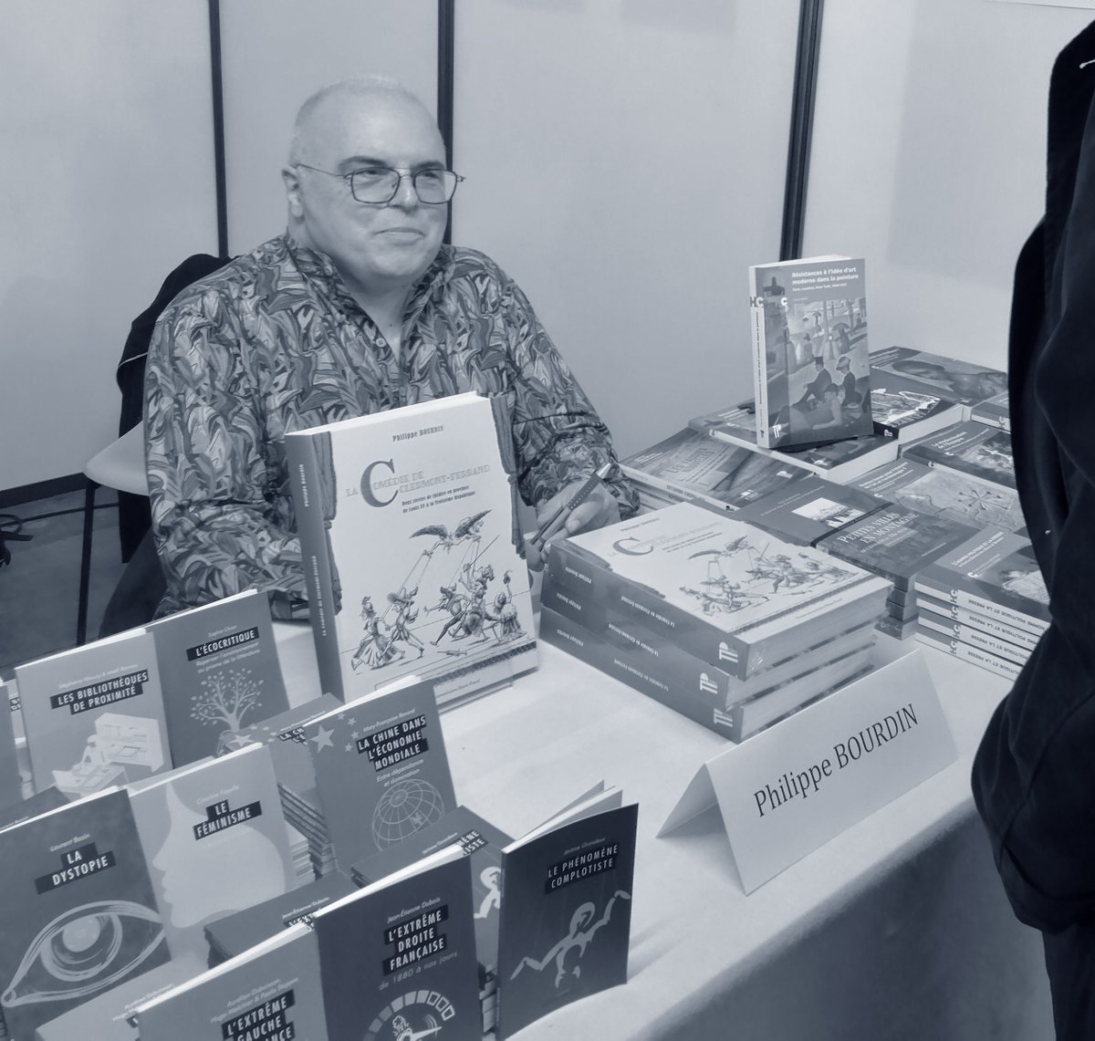 [RENCONTRE-DÉDICACE]
🎭Philippe Bourdin vous présente son ouvrage "La Comédie de Clermont-Ferrand" le 16 janvier à la librairie Les Volcans, à partir de 17h. 
🗣️Une rencontre animée par des lectures d'archives publiques, de pièces et de critiques de journaux auvergnats. 
#théâtre