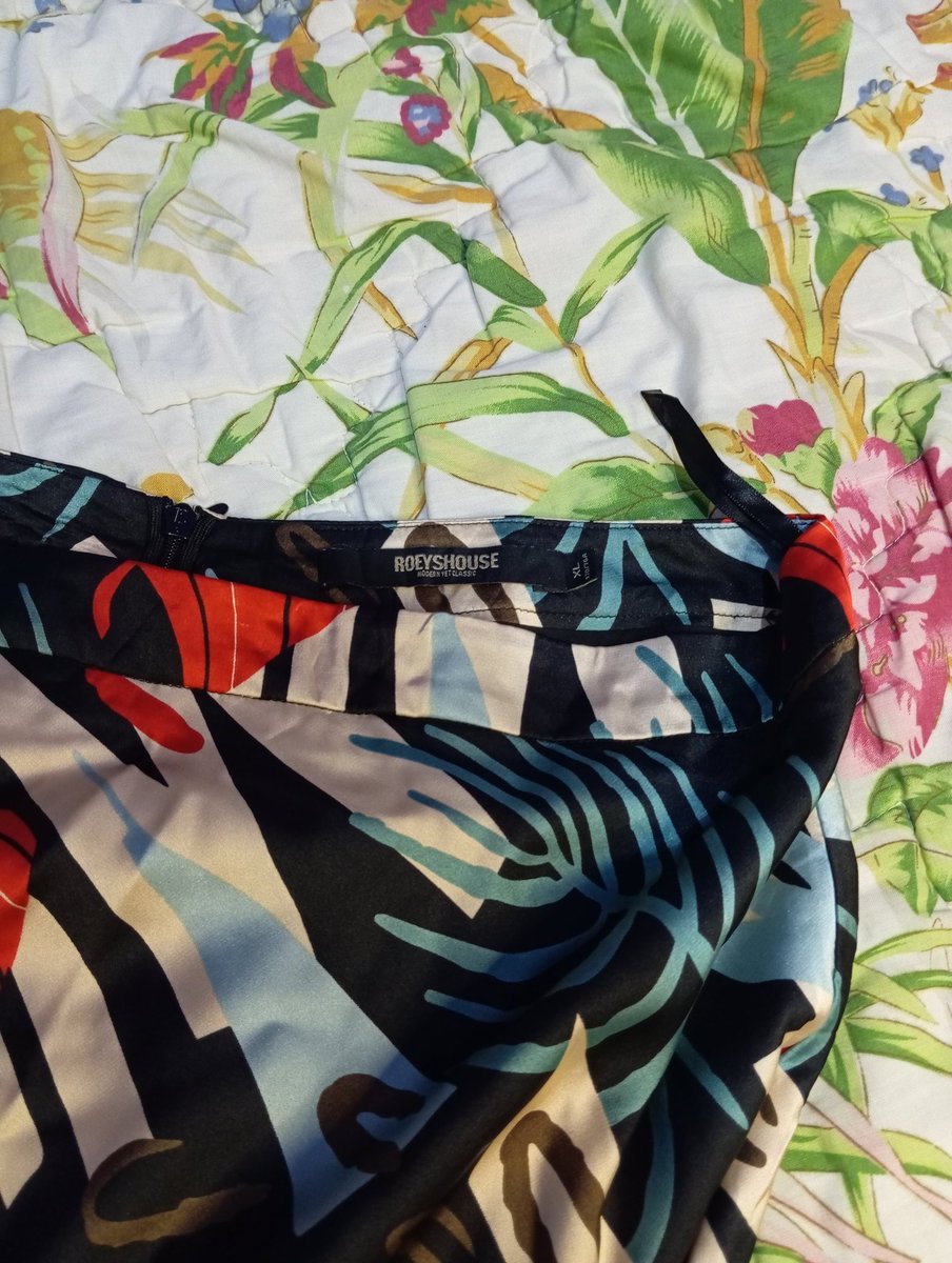 newalovesu's tweet image. 4. Beachy Skirt
Brand Roeyshouse, ini bahannya poliester halus lembutttt gitu, bagus banget kalo buat dipake ke pantai 🌊☀

LP 81
Panjang 76
Rp. 5000

#zonauang #zonajajan #prelovedrok