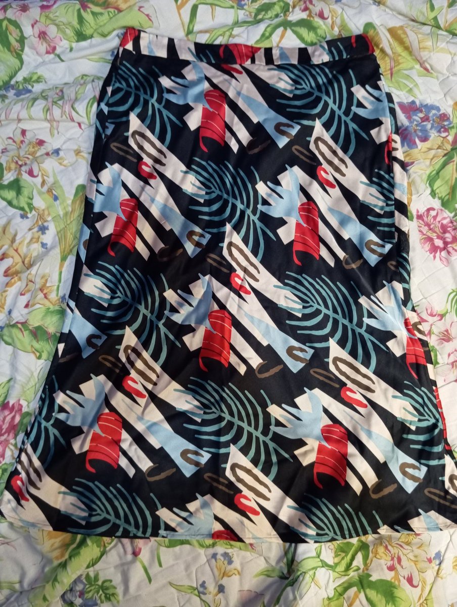 newalovesu's tweet image. 4. Beachy Skirt
Brand Roeyshouse, ini bahannya poliester halus lembutttt gitu, bagus banget kalo buat dipake ke pantai 🌊☀

LP 81
Panjang 76
Rp. 5000

#zonauang #zonajajan #prelovedrok