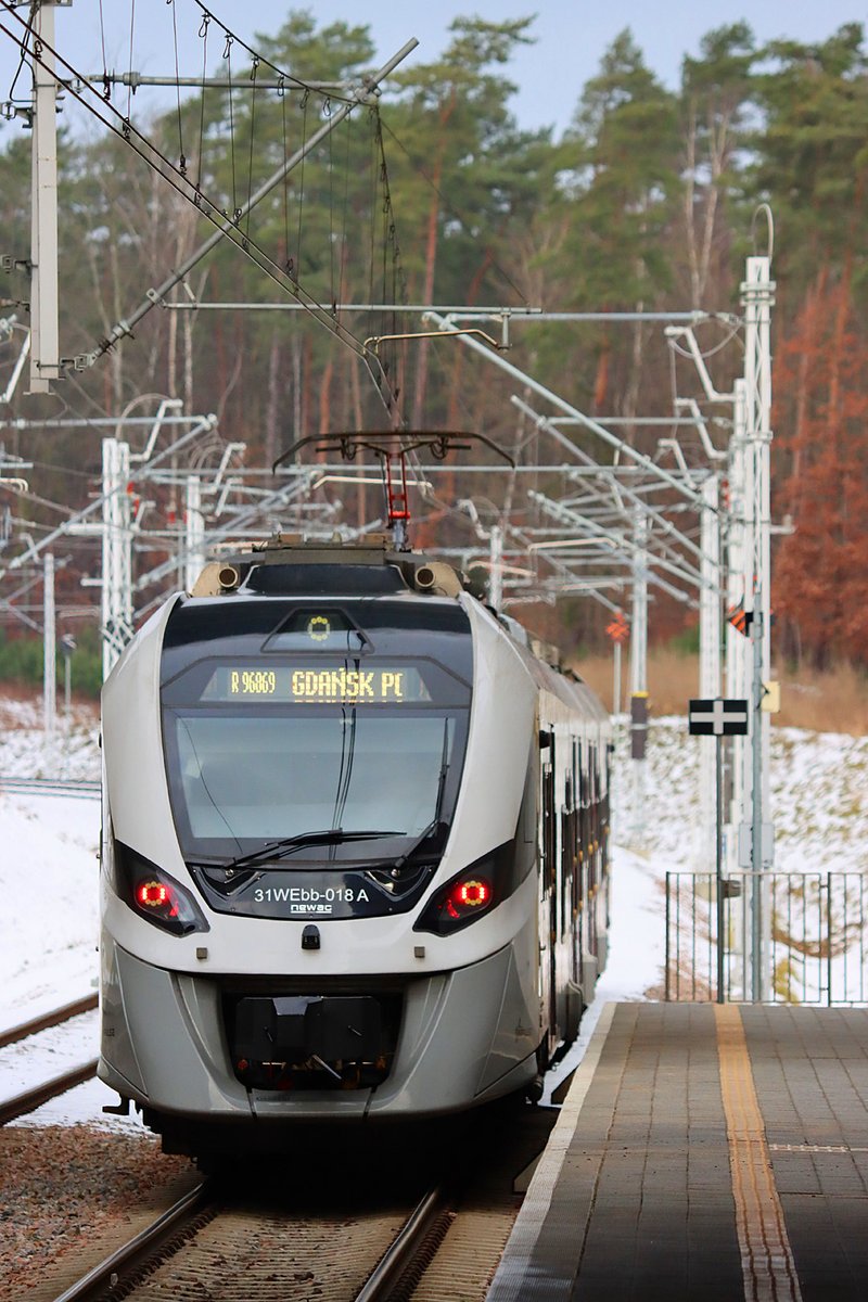 Ciekawostka dla mikoli polujących z 📷na 🚊
Dziś na linii #PKM można zobaczyć elektrycznego Impulsa 2 o numerze: 31WEbb-018, który <a href="/PomorskieEU/">Samorząd Województwa Pomorskiego</a> kupiło w 2024 r. i przekazało w użytkowanie pomorskiemu oddziałowi <a href="/POLREGIO_PL/">POLREGIO</a>, obsługującemu m.in. linię PKM.