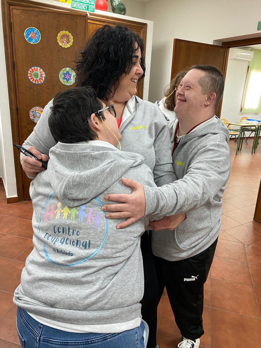 Uno de los pilares de nuestra empresa es el compromiso social. Os dejamos aquí unas imágenes entrañables de miembros del Centro Ocupacional el Robledo, que realiza habitualmente trabajos auxiliares para nuestra empresa, vistiendo las sudaderas patrocinadas por Zemper.