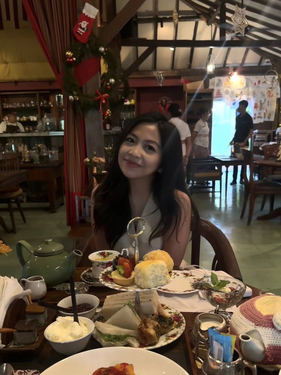 quinlcfr's tweet photo. tea time ft. Tanica https://t.co/zZxUHlNPLl