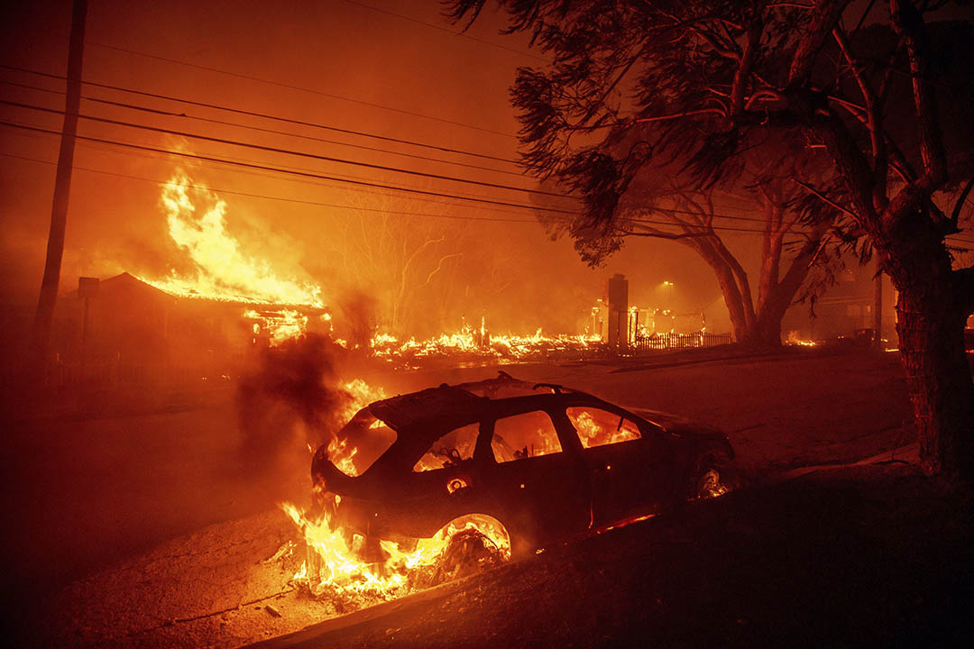 Chad_WSAW's tweet photo. 🔥🔥 Just a handful of pictures, of what has been complete devastation for parts of #Calfornia due to the #wildfires that are currently, burning out of control. The fires are so strong &amp; large, they are creating their own weather conditions at this time. 🙏🙏 https://t.co/7fixn6kDrf