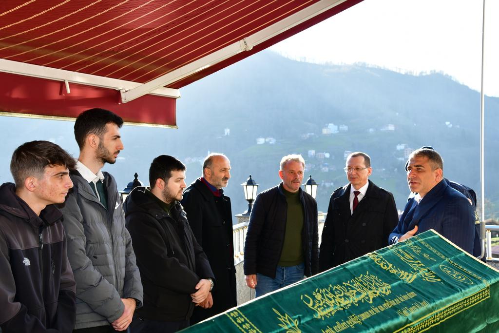 Vali Vekili Dr. Ali Yılmaz, Şehidimiz Kadem Koç'un vefat eden babası Hızır Koç'un Hayrat ilçemize bağlı Geçitli Mahallesi Merkez Camisi'nde kılınan cenaze namazına katılarak ailesine ve yakınlarına taziyelerini iletti.