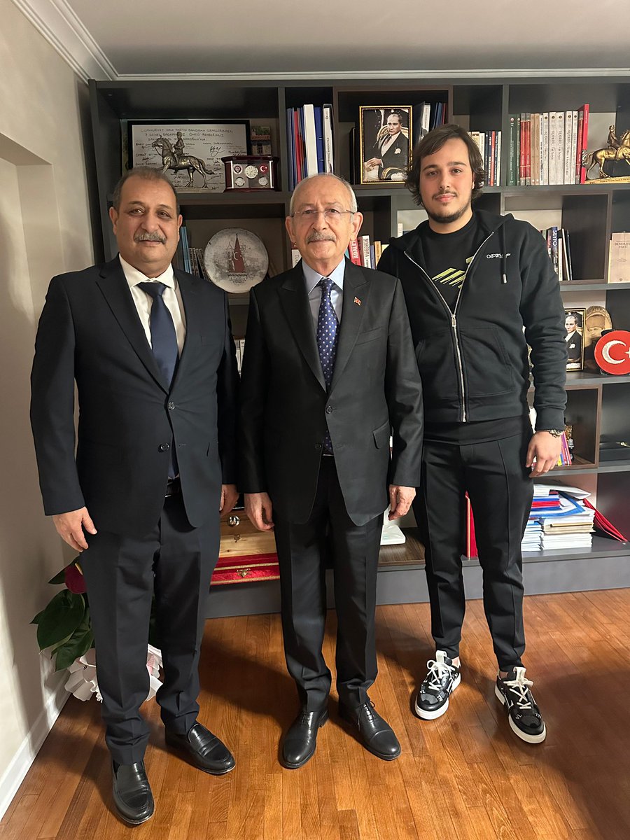 Cumhuriyet Halk Partisi 7.Genel Başkanı Sn <a href="/kilicdarogluk/">Kemal Kılıçdaroğlu</a> ziyaret ettim.ülke gündemi ile  ilgili değerlendirmelerde bulunduk. Misafirperverliklerinden dolayı çok teşekkür ediyorum.
Cesurlar bir adım öne çıksın.
“Geliyor Gelmesi Gereken”