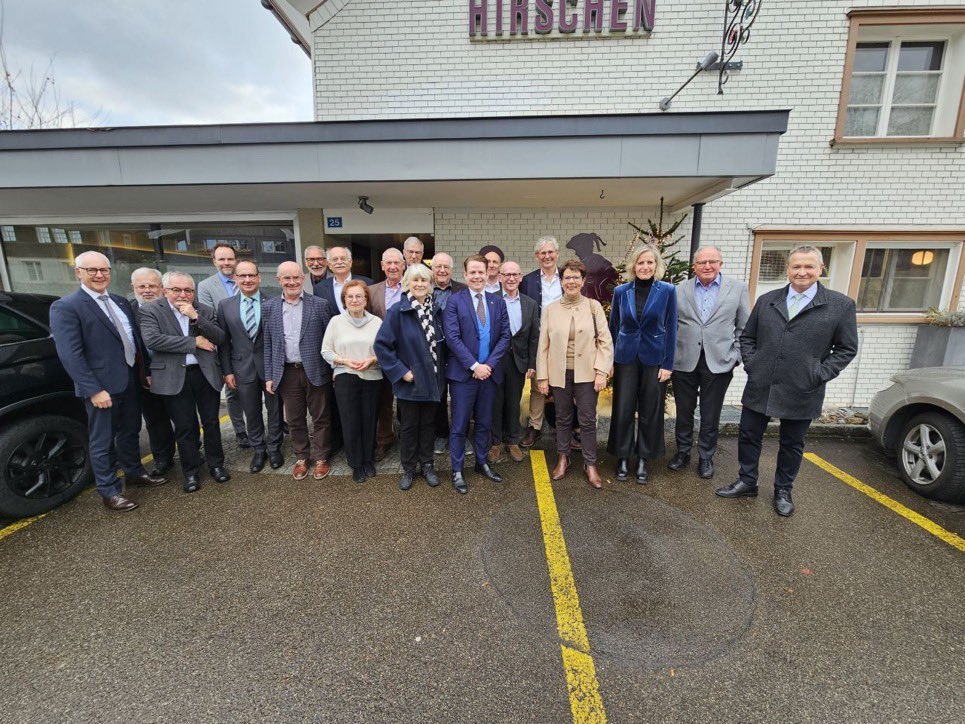 Am Dienstagmittag traf sich der Ausserrhoder #Regierungsrat unter der Leitung von Landammann Yves Noël Balmer mit früheren Mitgliedern des Regierungsrates. Das traditionelle #Treffen fand dieses Mal in Teufen statt.